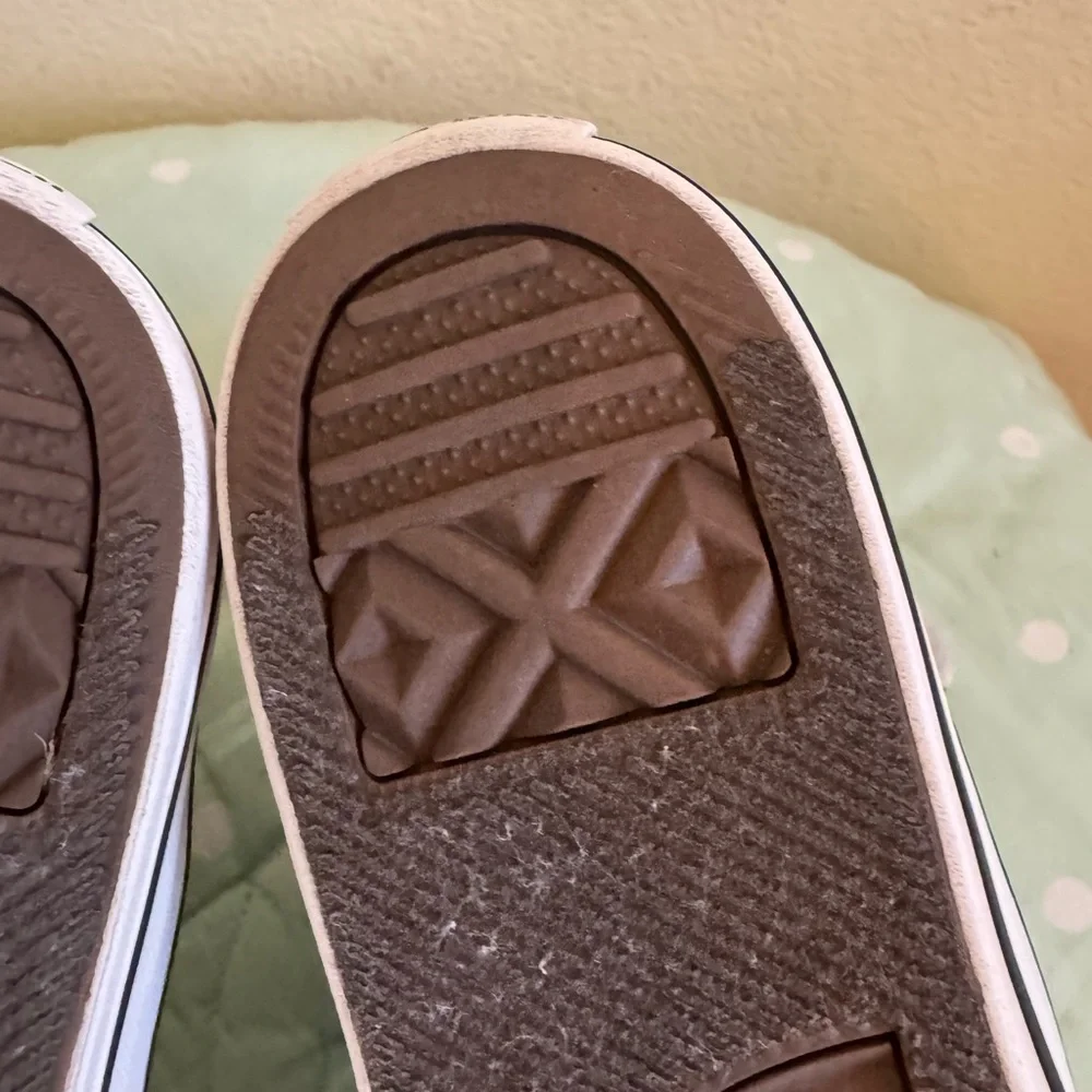 Converse Brown Bear and Trees Pattern Sneakers Kids size 3